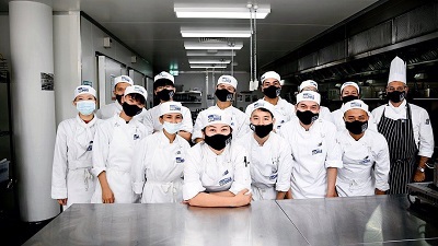 学校の実習でクラスメイトと 学校の実習でクラスメイトと